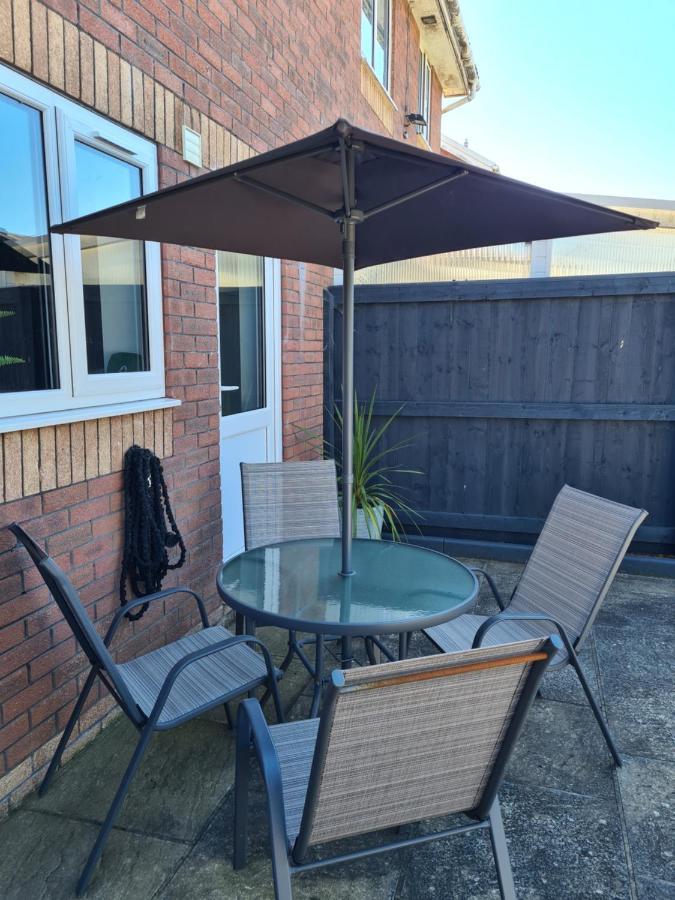 Stunning 2 Bed House Near Coastal Path/Lake/Beach Llanelli Extérieur photo
