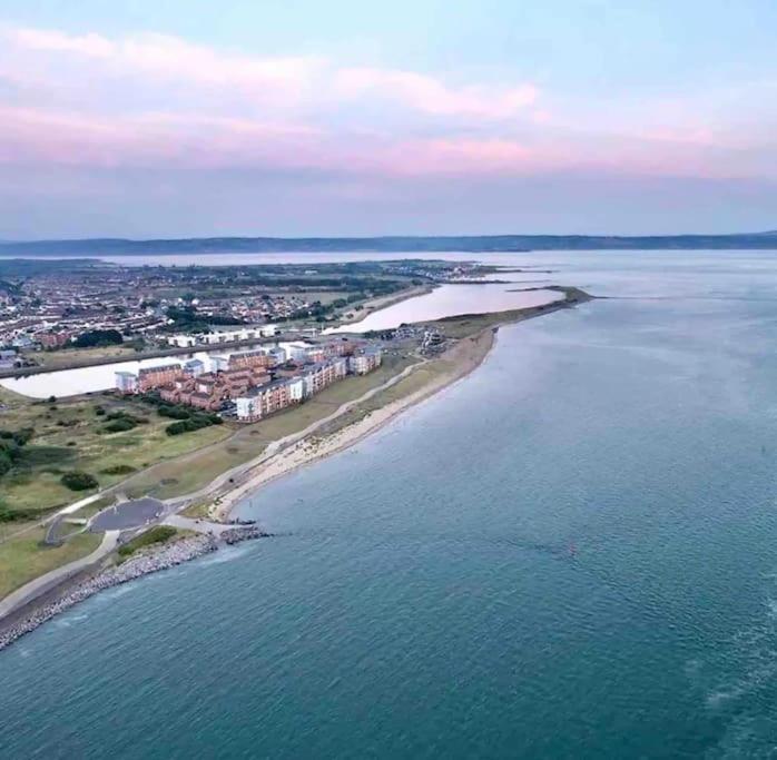 Stunning 2 Bed House Near Coastal Path/Lake/Beach Llanelli Extérieur photo